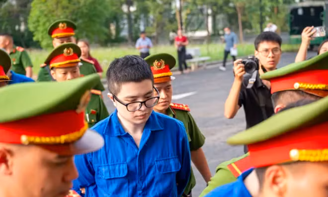 Mr Pips sau một thời gian dài tạm giam da trắng, tóc dài hơn thời điểm mới bị khởi tố.