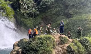 Một du khách mất tích khi tắm thác ở Tuyên Quang