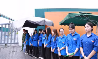 Đoàn viên, thanh niên hỗ trợ thí sinh ở điểm thi lại tại THPT chuyên Tuyên Quang