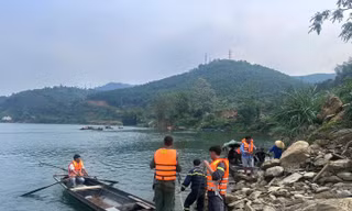 Lật thuyền đánh cá trên hồ thủy điện, hai vợ chồng tử vong