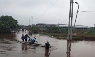 Người dân Tuyên Quang tự chế bè chở xe vượt điểm ngập thu hơn trăm nghìn mỗi lượt