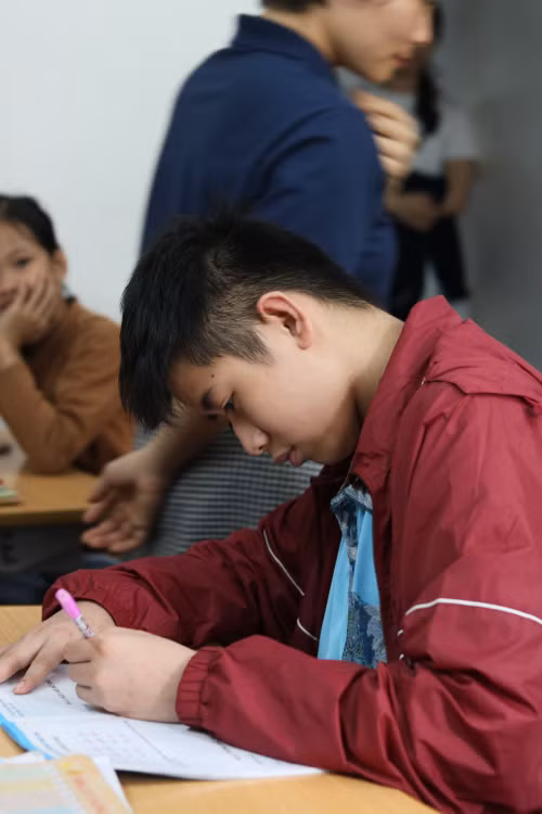 Các em nhỏ tại Lớp học của Trẻ Điếc. (Ảnh: Khánh Ly)
