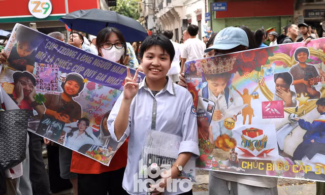 Hà Nội: Sĩ tử 2K11 được đón bằng banner "quậy", có bạn chưa "xả vai" vì còn thi chuyên