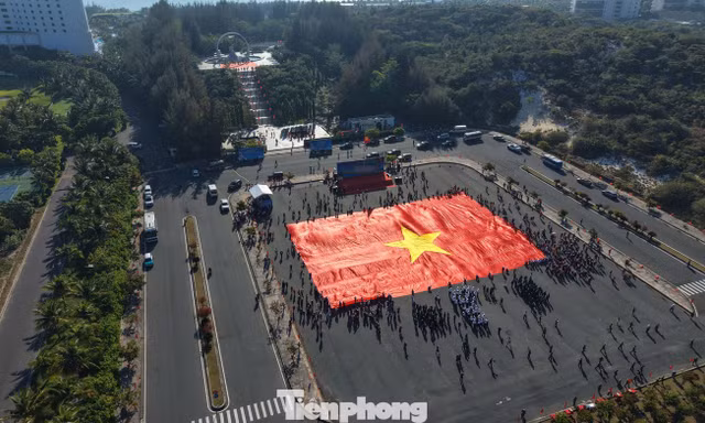 Lễ Thượng cờ ở Khu tưởng niệm Gạc Ma: Điểm nhấn thiêng liêng của Tiền Phong Marathon 2026