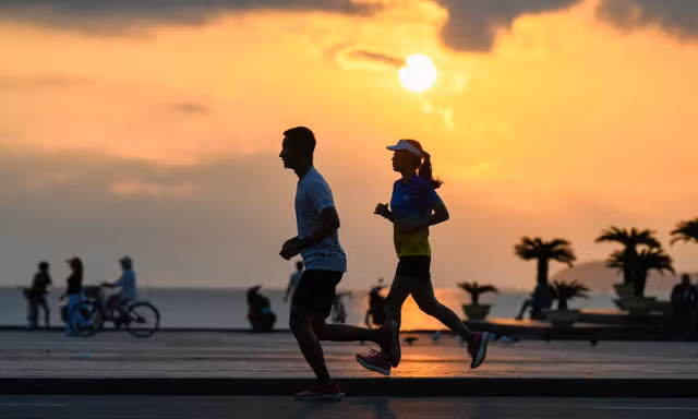 Vận động viên hào hứng chạy thử cung đường Tiền Phong Marathon 2026 trước giờ G