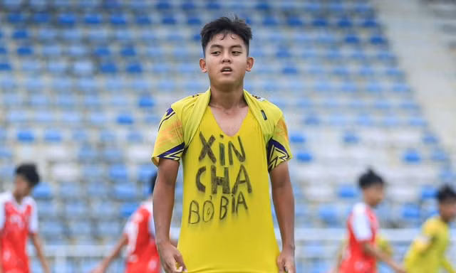 Cầu thủ trẻ U14 Hà Nội gửi thông điệp đầy xúc động tới cha khi ăn mừng bàn thắng