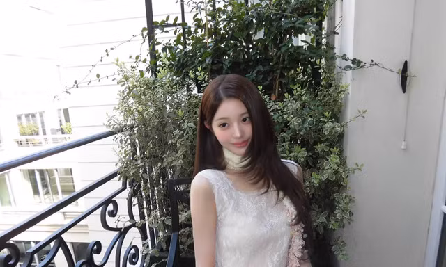 "Cựu công chúa Miu Miu" Wonyoung lần đầu tới Dior, bật mood "ngoại giao thời trang"