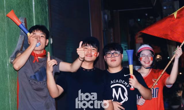 Muôn kiểu mừng ĐT Việt Nam chiến thắng, người dân "đi bão" tinh tế biết điểm dừng