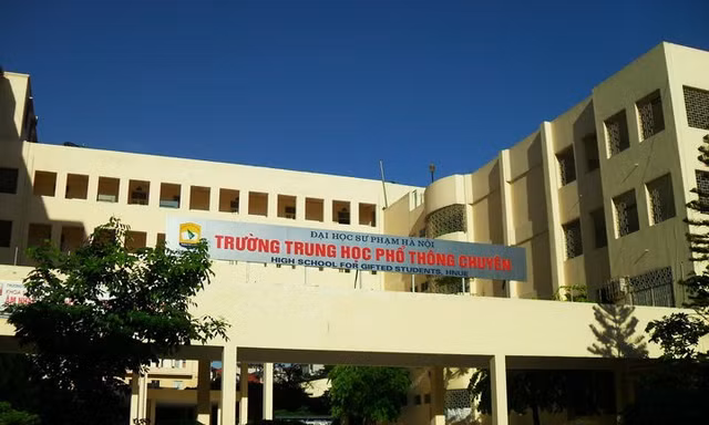 THPT chuyên ĐH Sư phạm công bố điểm chuẩn lớp 10: Tiếng Anh cao nhất với 22,4 điểm