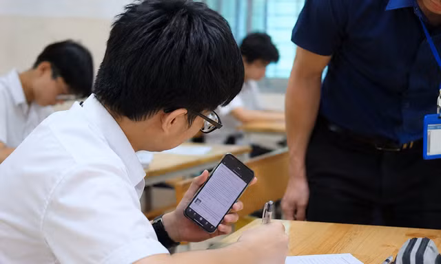 Chụp đề đưa lên AI để tìm đáp án, một thí sinh bị phát hiện ngay trong giờ thi