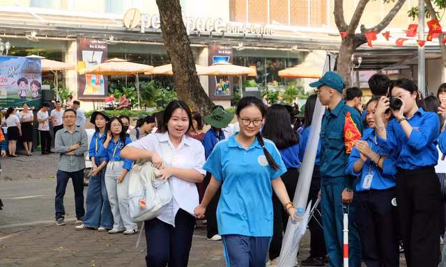 Thí sinh tại điểm thi THPT Phan Đình Phùng.