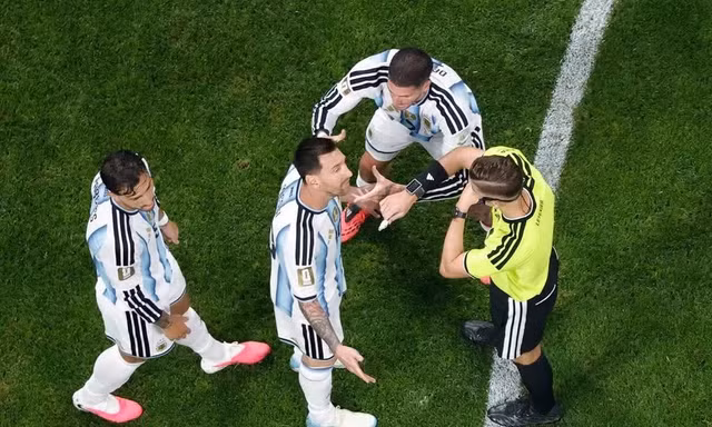 Nếu FIFA xác định trọng tài mắc sai lầm, trận Argentina và Ai Cập có được đá lại?