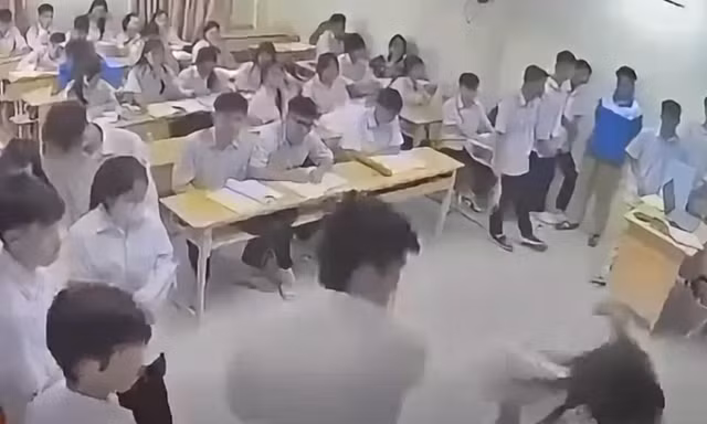 Hà Nội: Nam sinh bị bắt khẩn cấp sau khi đấm cô giáo ngay trong lớp học
