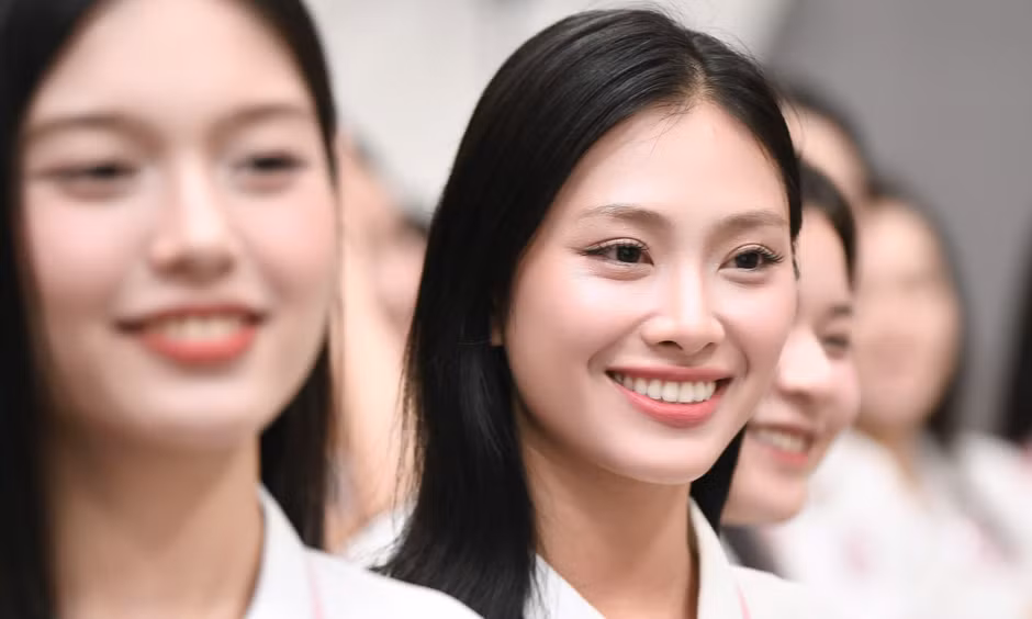 Thí sinh Hoa hậu Việt Nam học nghệ thuật ngoại giao