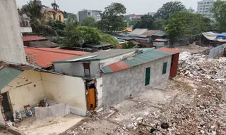 Chủ tịch Hà Nội yêu cầu xử lý dứt điểm nhà 'siêu mỏng, siêu méo' sau mở đường