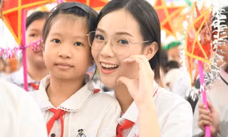 Thí sinh Hoa hậu Việt Nam mang Trung thu tới trẻ em vùng biên Tuyên Quang