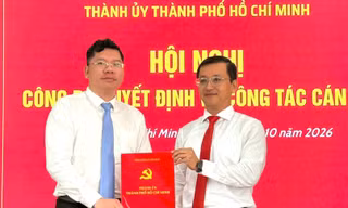 Trao quyết định của Ban Thường vụ Thành ủy TPHCM về công tác cán bộ