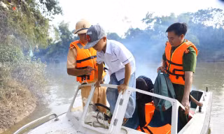 Bến đò đóng cửa, học sinh qua sông bằng cano của công an