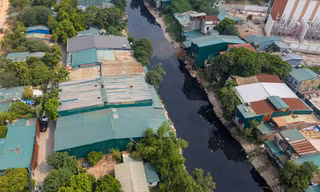 Chủ tịch Hà Nội chỉ đạo xử lý nhà xưởng ‘băm nát’ hành lang thoát lũ sông Nhuệ