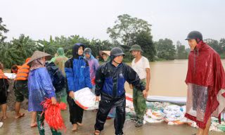 Hàng chục hộ dân Hà Nội phải sơ tán do mưa lũ, nước sông dâng cao 