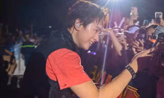 'Cỗ máy nhảy' CONGB lao xuống sân khấu concert Thanh xuân