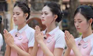 8 thí sinh Hoa hậu Việt Nam dâng hương tại Côn Sơn - Kiếp Bạc