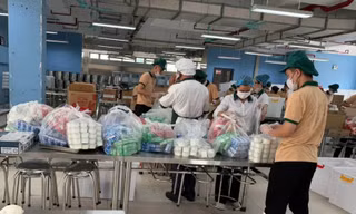 Vụ học sinh ăn trưa muộn, thiếu suất ở Hà Nội: Hiệu trưởng giải trình về chế độ phát ngôn