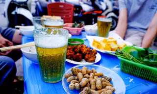 Quán bia phố cổ bị xử phạt 50 triệu đồng vì giấy chứng nhận an toàn thực phẩm hết hạn
