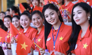 Các cô gái Hoa hậu Việt Nam hò reo cùng hàng nghìn cổ động viên trên sân Hàng Đẫy