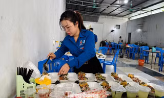Hàng ngàn suất ăn, 200 chỗ ở miễn phí tiếp sức sĩ tử 