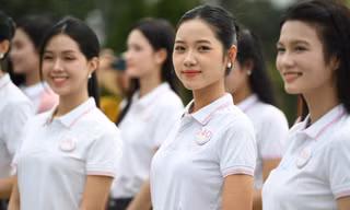Thí sinh Hoa hậu Việt Nam dâng hoa tại Tượng đài Bác Hồ với đồng bào các dân tộc tỉnh Lai Châu