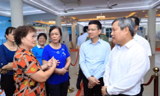 Chủ tịch Hà Nội chia sẻ với người dân Bồ Đề về quy hoạch sông Hồng