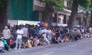 Hàng nghìn người đội mưa xuyên đêm trước cửa Nhà hát Lớn