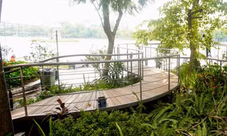 Cầu cạn đang lộ diện bên hồ Hoàn Kiếm