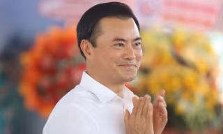 Cầu đi bộ qua sông Sài Gòn đã hợp long nhưng chưa thể lưu thông ngay