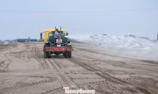 Xử lý khẩn cấp 'bão cát' mịt mù trên công trường cao tốc Ninh Bình - Hải Phòng