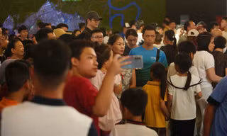 Nườm nượp người đổ về Bảo tàng Lịch sử Quân sự Việt Nam