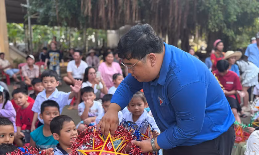 Thủ lĩnh Đoàn dành hai tháng lương mỗi mùa trăng cho trẻ em vùng khó