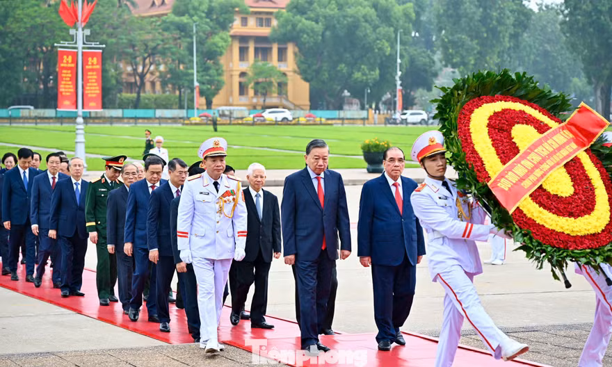 Các đồng chí lãnh đạo Đảng, Nhà nước vào Lăng viếng Chủ tịch Hồ Chí Minh