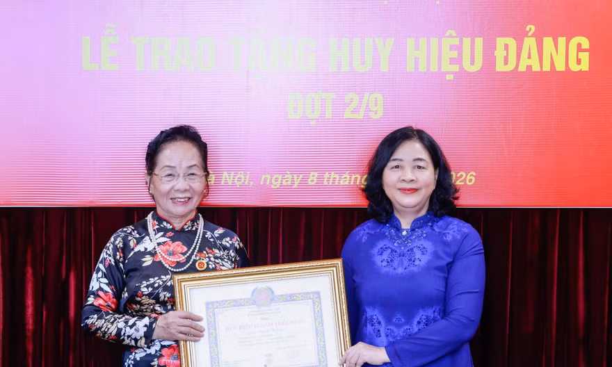 Nguyên Phó Chủ tịch nước Nguyễn Thị Doan nhận Huy hiệu 45 năm tuổi Đảng