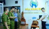 Cơ quan tố tụng đọc lệnh bắt đối với bác sĩ giả Hoàng Trọng Nguyên. Ảnh: Công an Lạng Sơn.