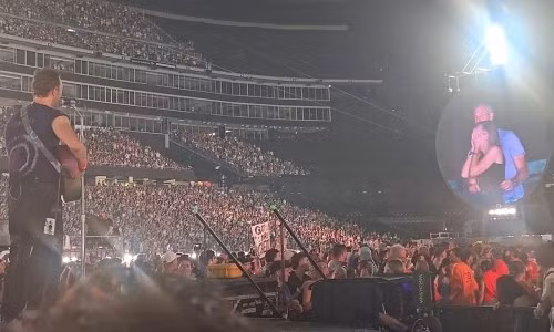 Tình huống khiến nhiều người không ngờ tới tại concert của Coldplay.