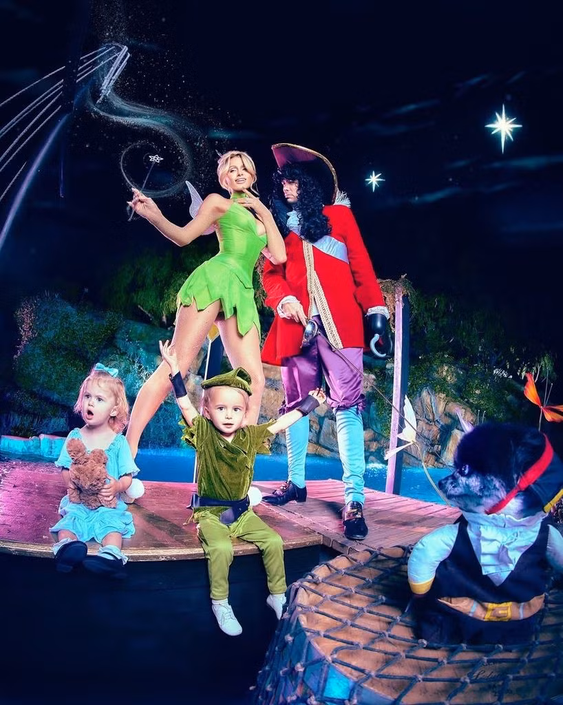Cả gia đình Paris Hilton cũng tham gia "đu" trend cosplay Halloween năm nay.