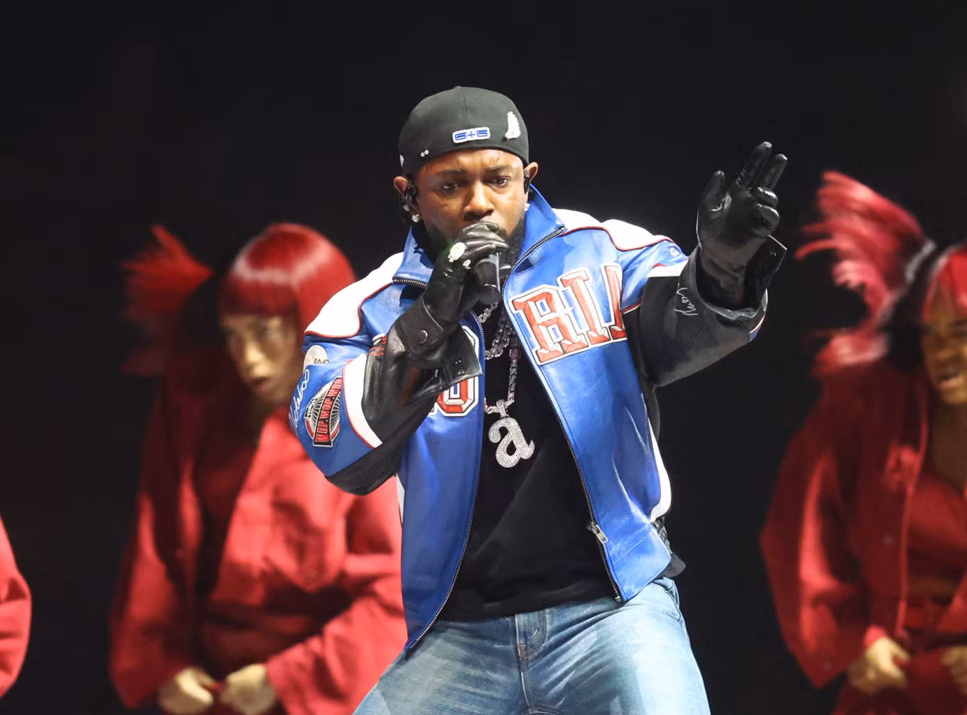 Drake "bỗng dưng" bị diss bởi hàng nghìn người có mặt tại Super Bowl.