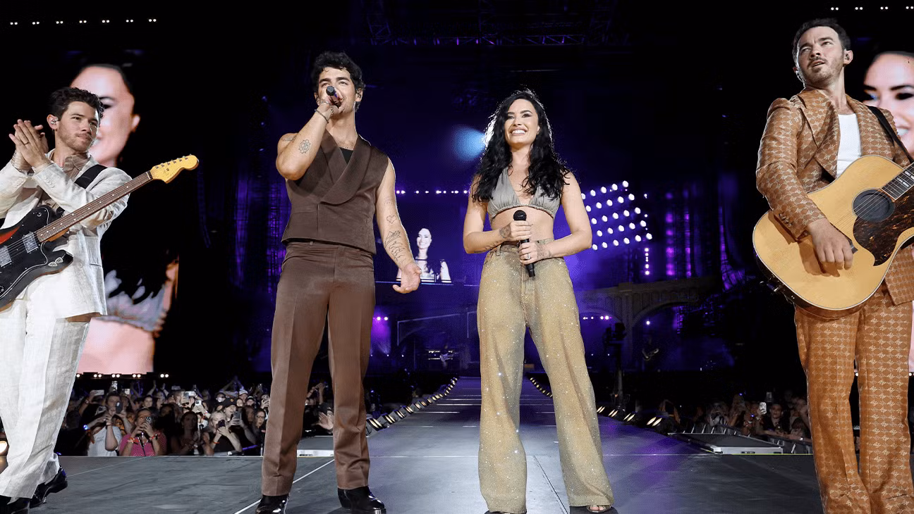 Demi Lovato tái hợp cùng ba anh em Jonas Brothers.