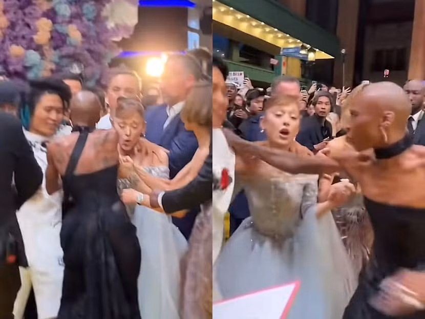 Wen đã lao tới ôm choàng lấy Ariana Grande ngay trên thảm đỏ.