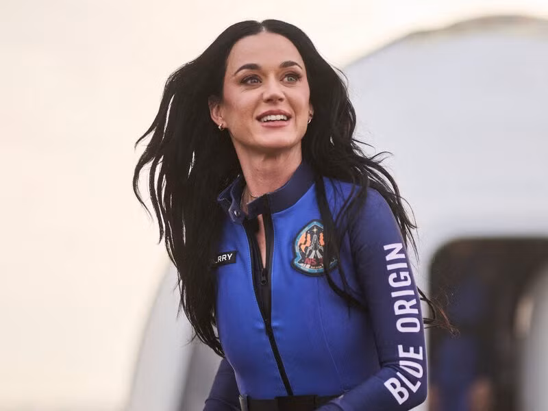 Katy Perry gây bất ngờ khi thông báo sẽ bay vào vũ trụ cùng Blue Origin.
