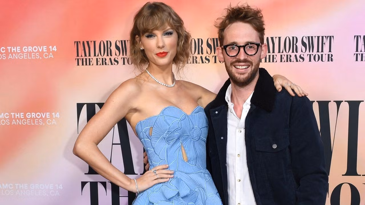 Đạo diễn Sam Wrench từng hợp tác với nhiều nghệ sĩ nổi tiếng như Taylor Swift, BTS…