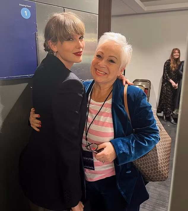 Taylor Swift và bà Denise Welch từng có khoảnh khắc chụp ảnh thân thiết cùng nhau.