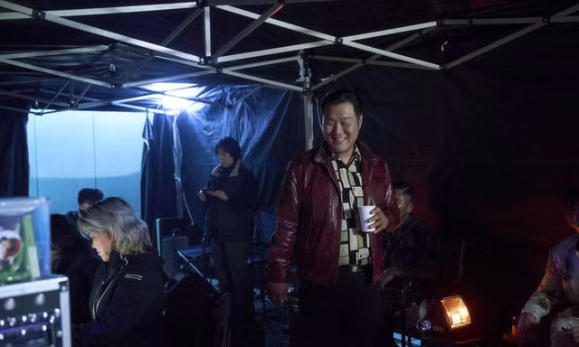 'Ông chú đeo kính sợ vợ' Yoon Kyung Ho bất ngờ 'vượt mặt' So Ji Sub